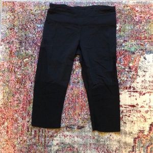 Lululemon black capris leggings